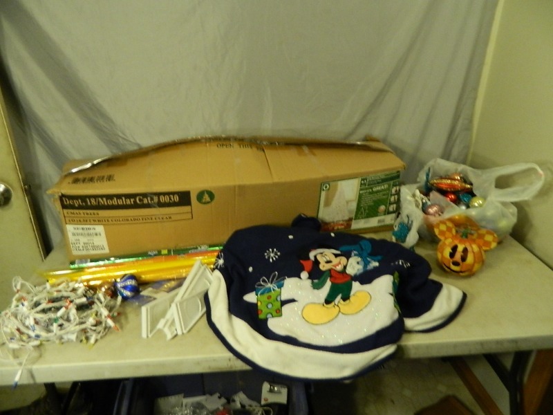 lot 140 image: Christmas Tree and Decor
