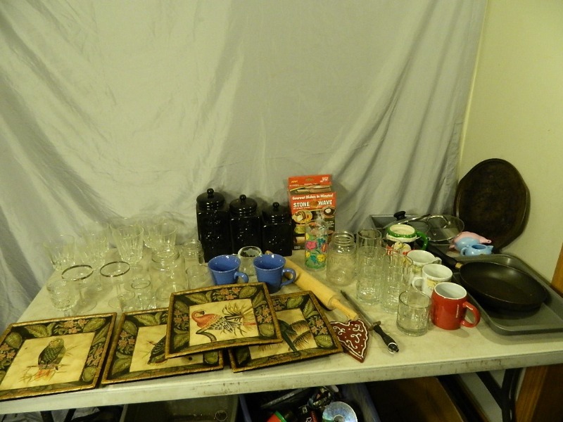 lot 181 image: Kitchen Items and Decorations