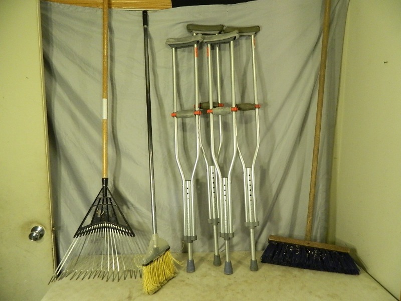 lot 184 image: Long Handle Tools