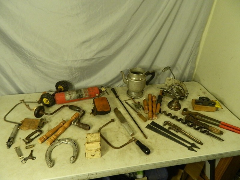 lot 204 image: Vintage Items