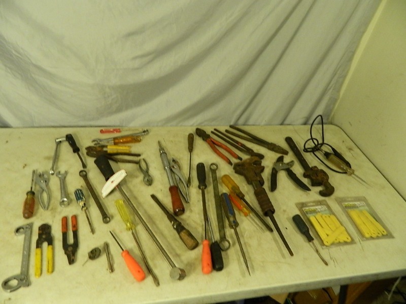 lot 207 image: Assorted Modern and Vintage Tools