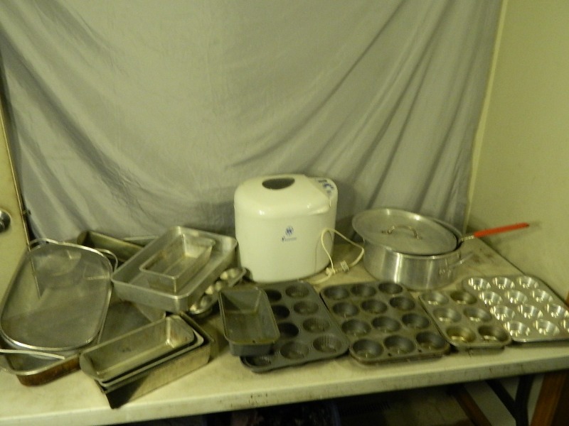 lot 215 image: Kitchen Items