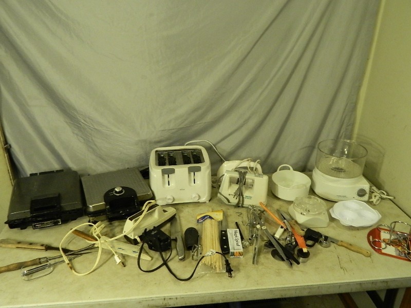 lot 218 image: Kitchen Items