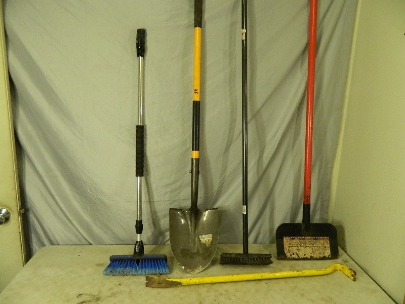 lot 224 image: Long Handle Tools