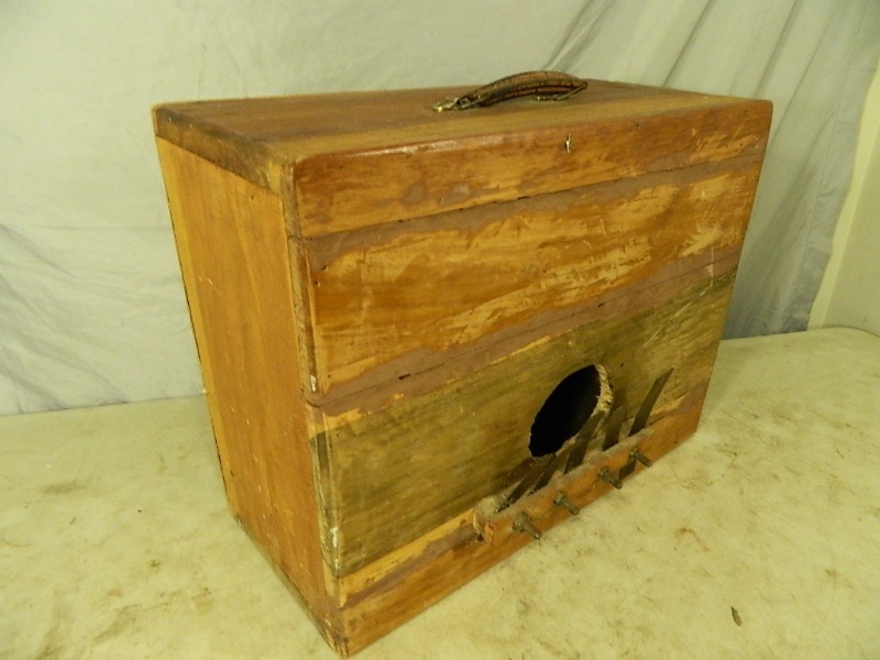 lot 249 image: Rooster Box