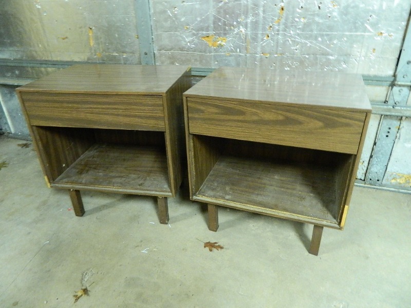 lot 252 image: 2 Matching Nightstands  Tables