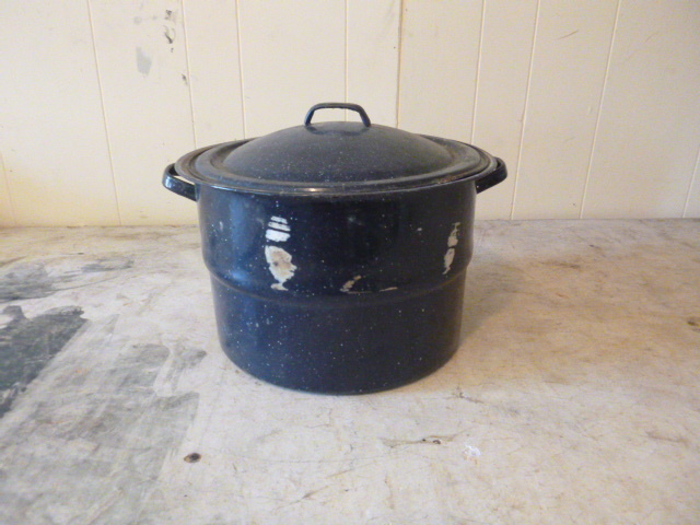 lot 23 image: Enamel Canner
