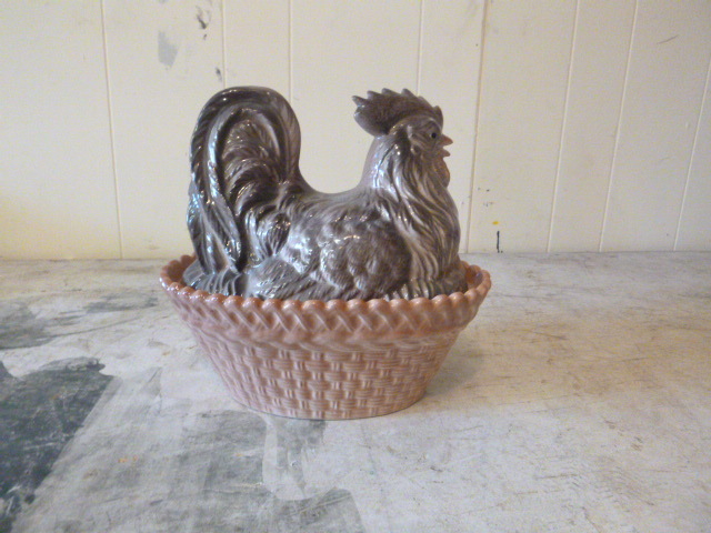 lot 32 image: Ceramic Chicken Roll Basket
