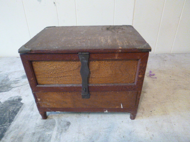 lot 57 image: Vintage Keepsake Box