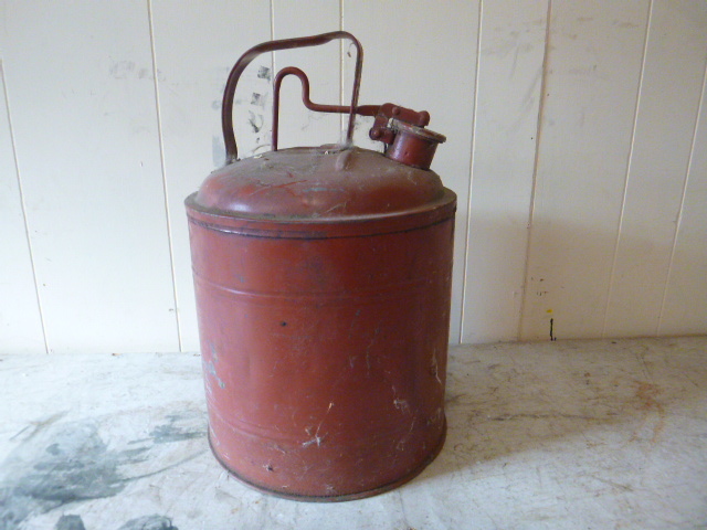 lot 125 image: No Spill Gas Can