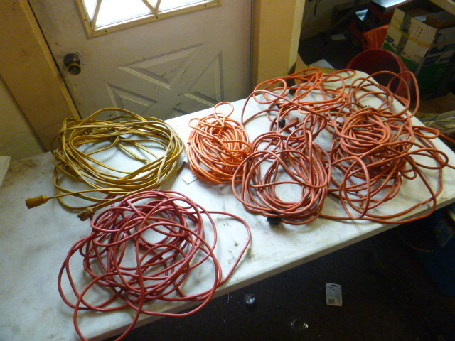 lot 204 image: Miscellaneous Electrical Cords