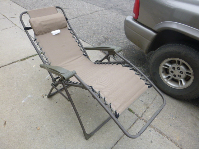 lot 220 image: Folding Lounge Chair