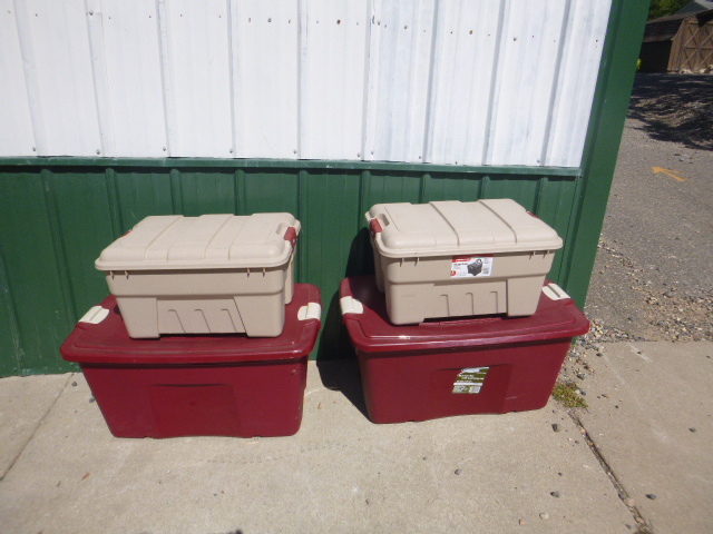 lot 252 image: 4 Storage Totes with Lids