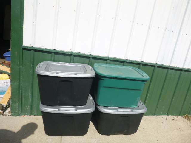 lot 260 image: 4 Storage Totes with Lids