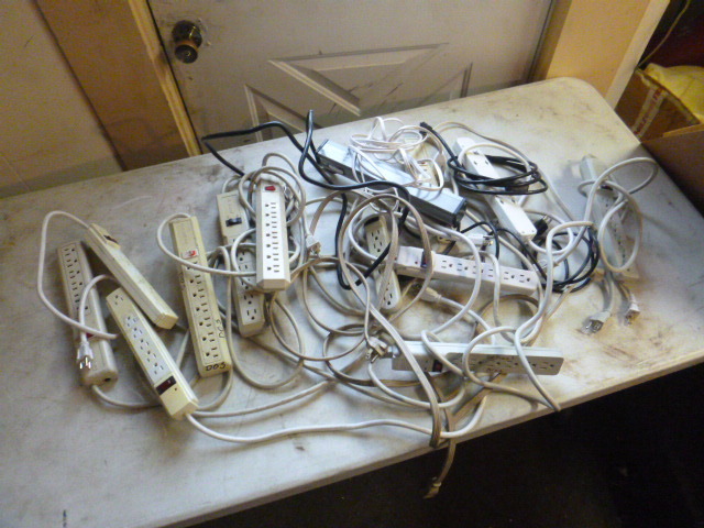 lot 318 image: Lot of Power Strips