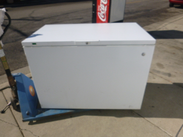 lot 5 image: GE Chest Freezer