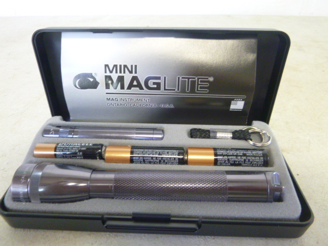 lot 376 image: Mini MagLite Set