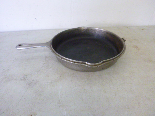 lot 395 image: Griswold Cast Iron Pan