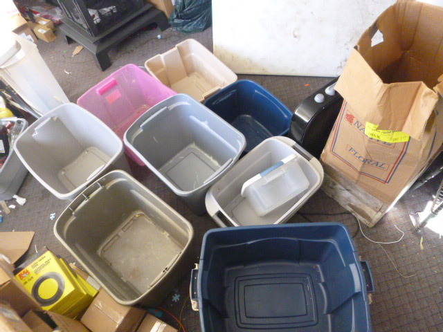 lot 400 image: 8 Totes