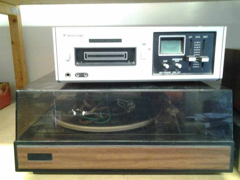 lot 1 image: Realistic Turntable LAB 34, 8 Track Stereo Record Deck