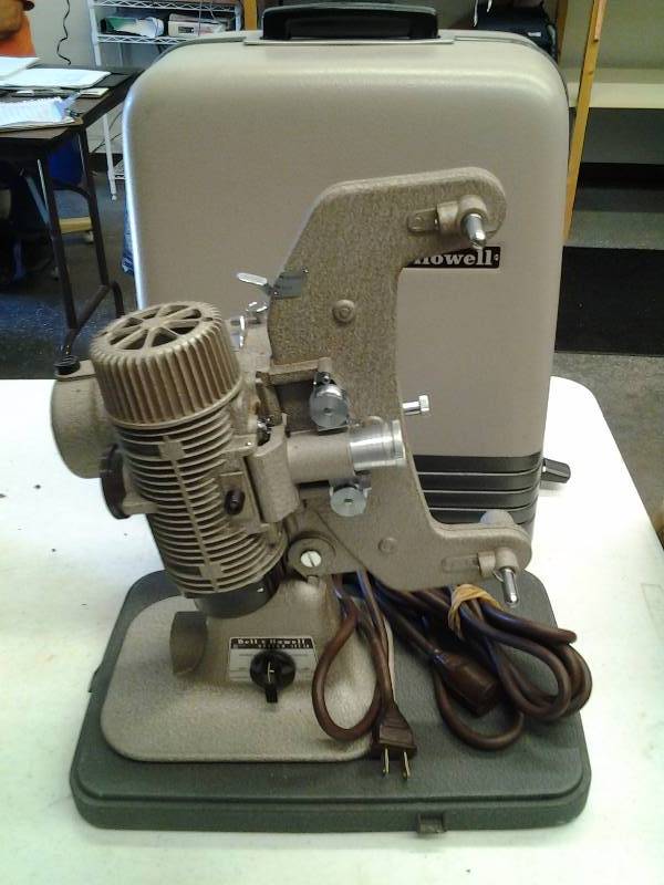lot 11 image: Bell & Howell 8mm Model 122 LR Movie Projector