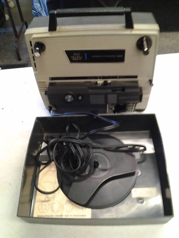 lot 15 image: Sears Du-All A Model 9229 8 & Super 8 Movie Projector