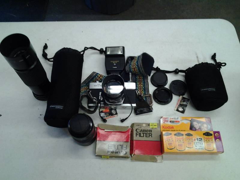 lot 20 image: Minolta SRT-202 35mm Camera, Strap & Case Includes 50mm, 135mm, &100-200mm Telephoto Lenses, Cases & Accessories