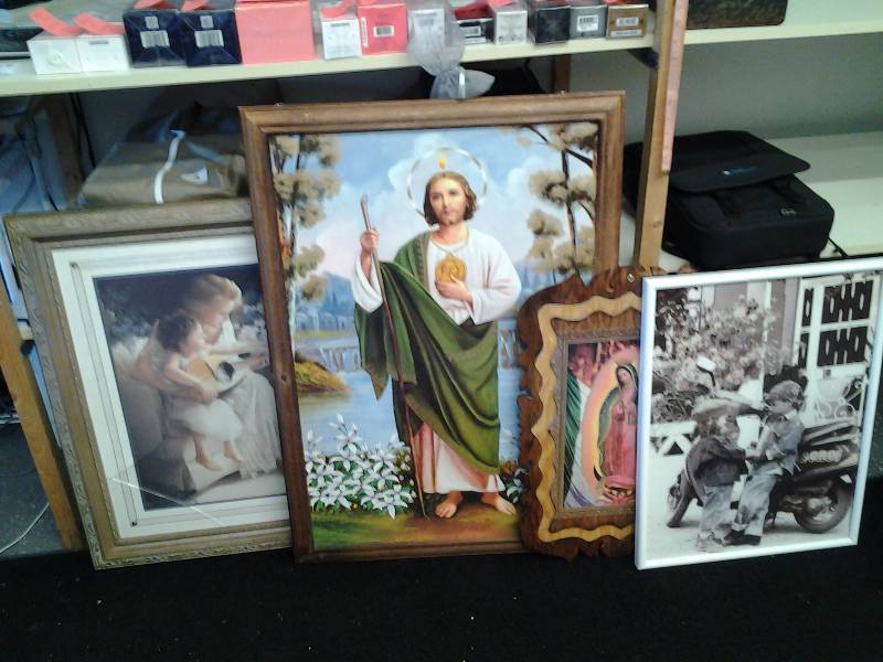 lot 32 image: 4-Pictures (One Glass Is Broken)