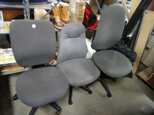 lot 2 image: 3 office chairs on wheels...