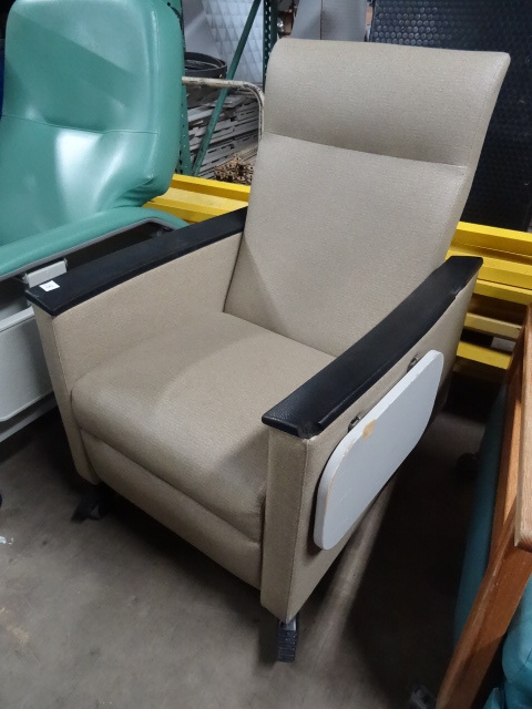 lot 28 image: Reclining hospital room chair on wh...
