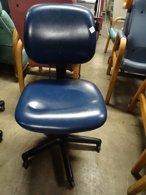 lot 39 image: Office chair on wheels...