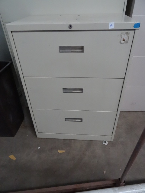 lot 44 image: 30 metal 3 drawer lateral file...