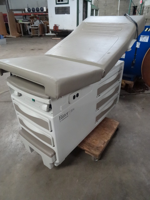 lot 49 image: Ritter by Midmark #204 exam room ta...