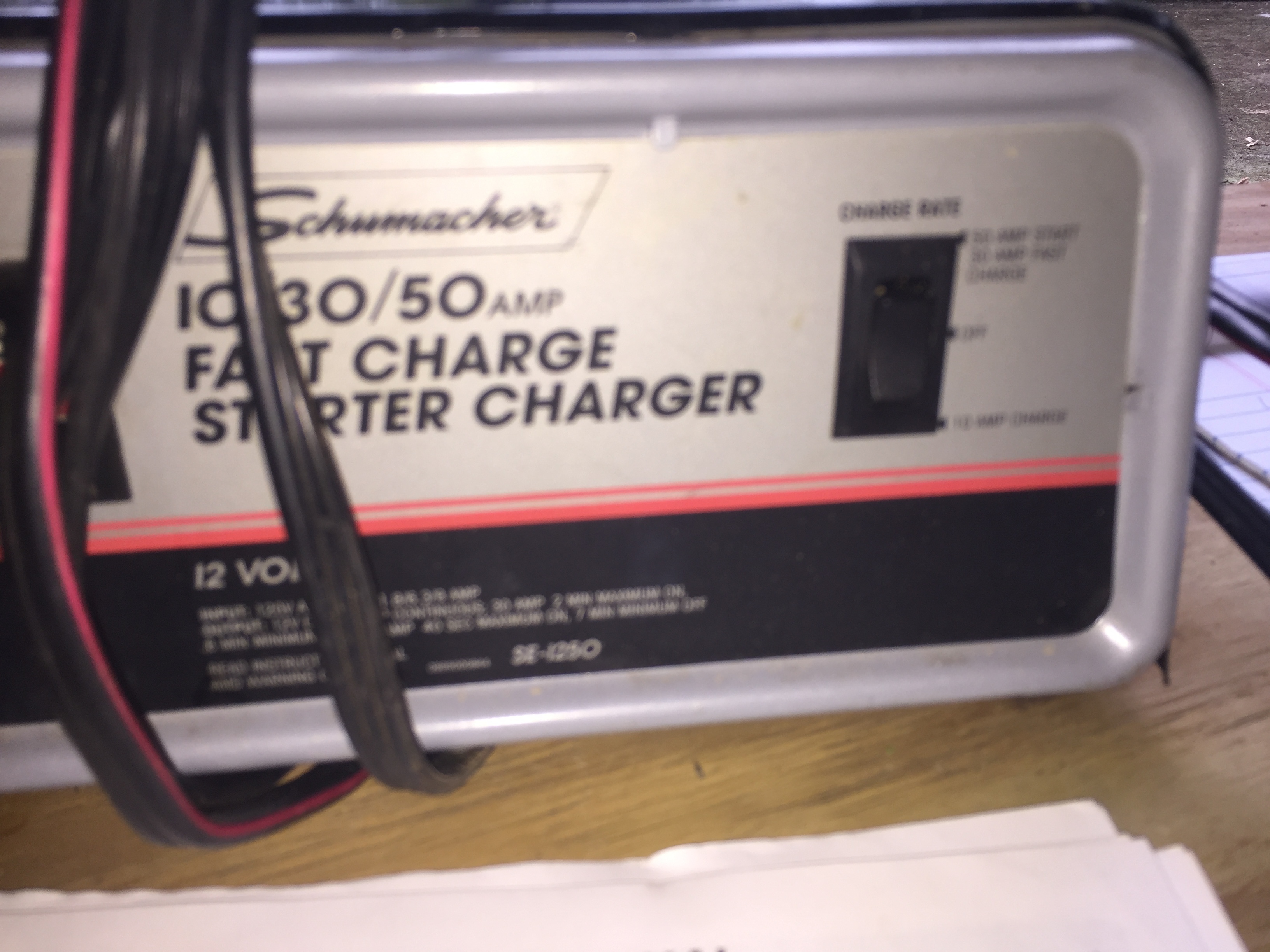 lot 20 image: Battery Charger