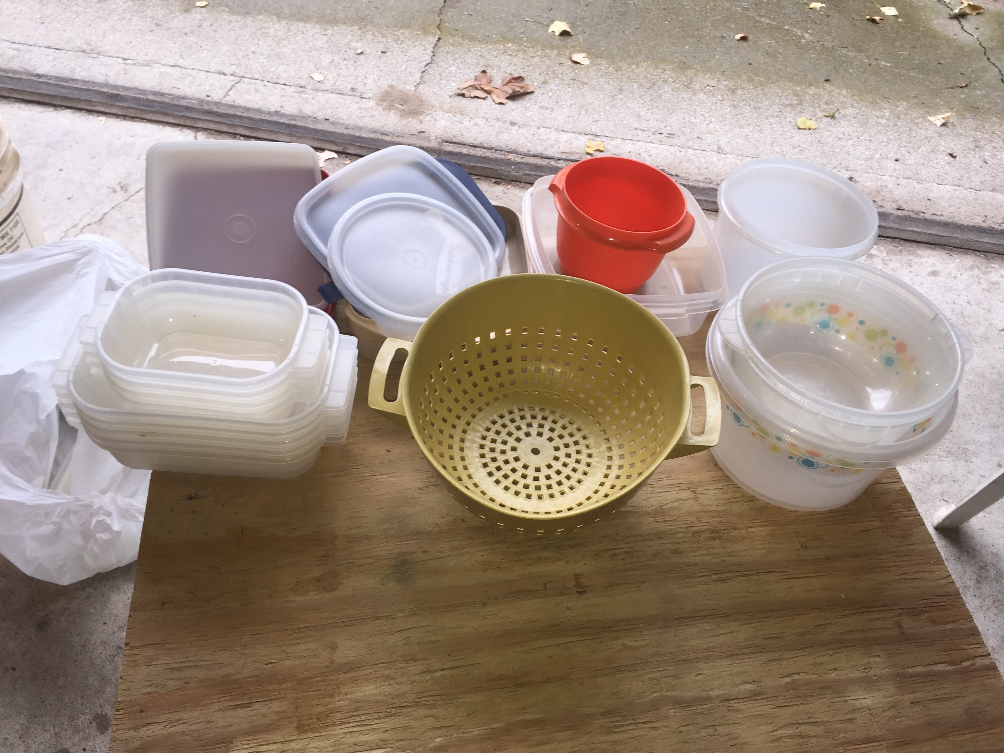 lot 26 image: Misc assortment of tupperware