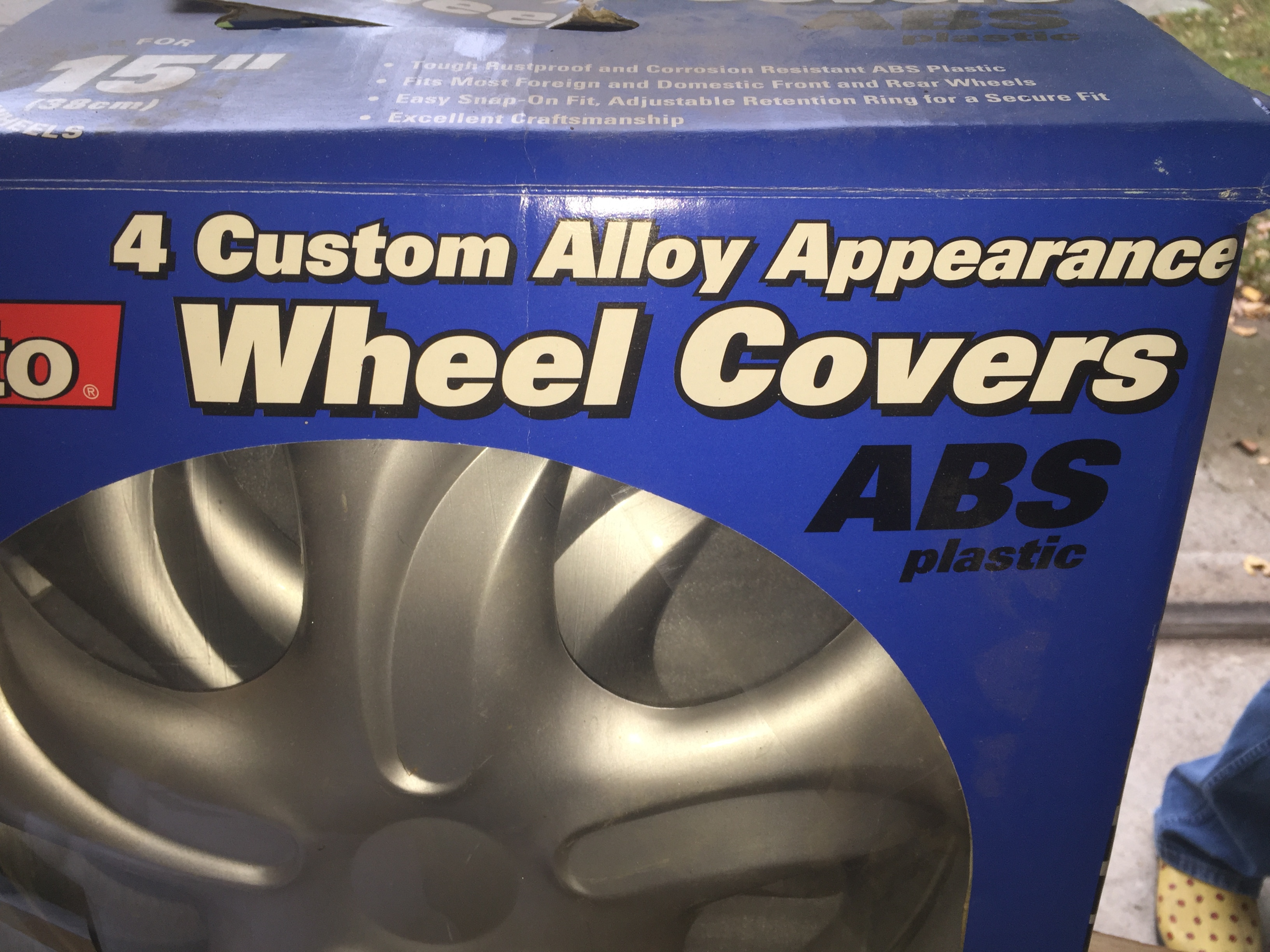 lot 31 image: 15 Wheel covers