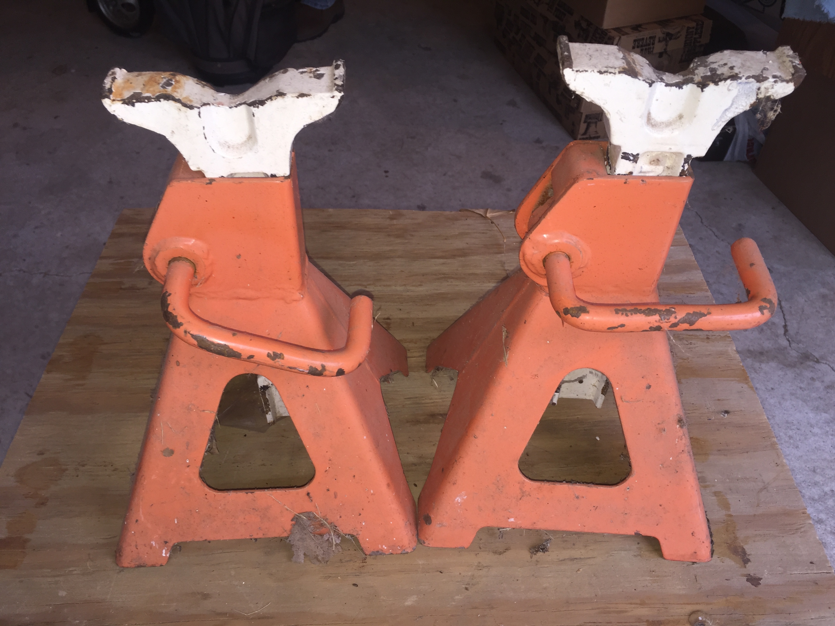 lot 36 image: Car Jacks