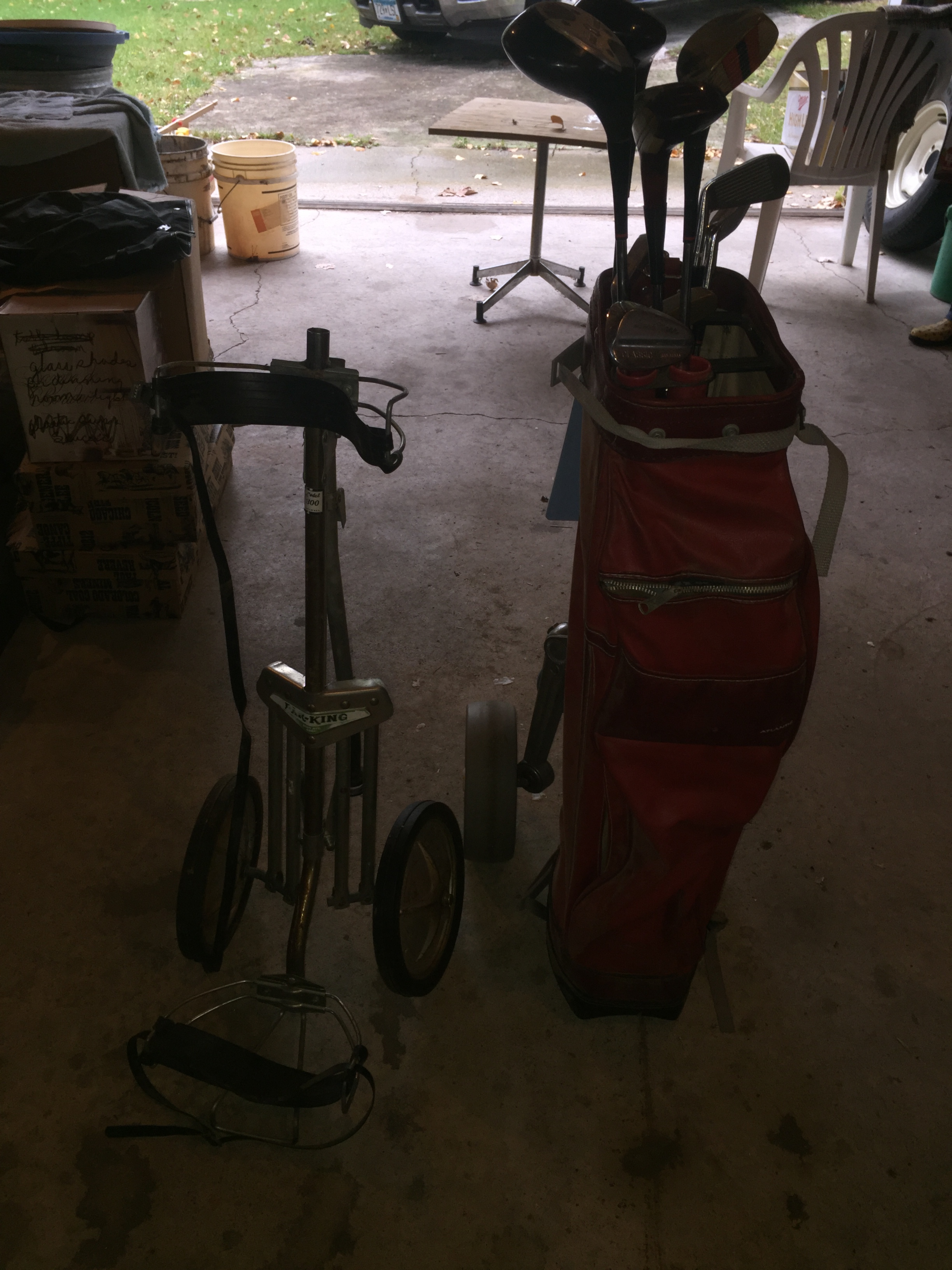 lot 38 image: Golf Bag, clubs and carts