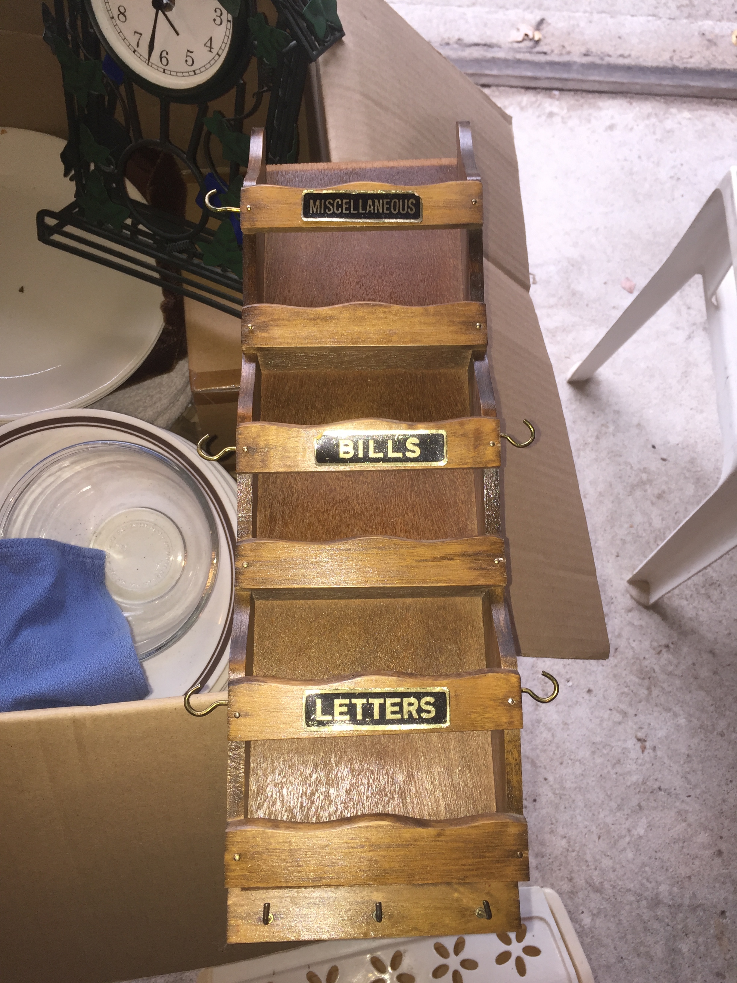 lot 56 image: Misc Kitchen plates, decorations and garbage can