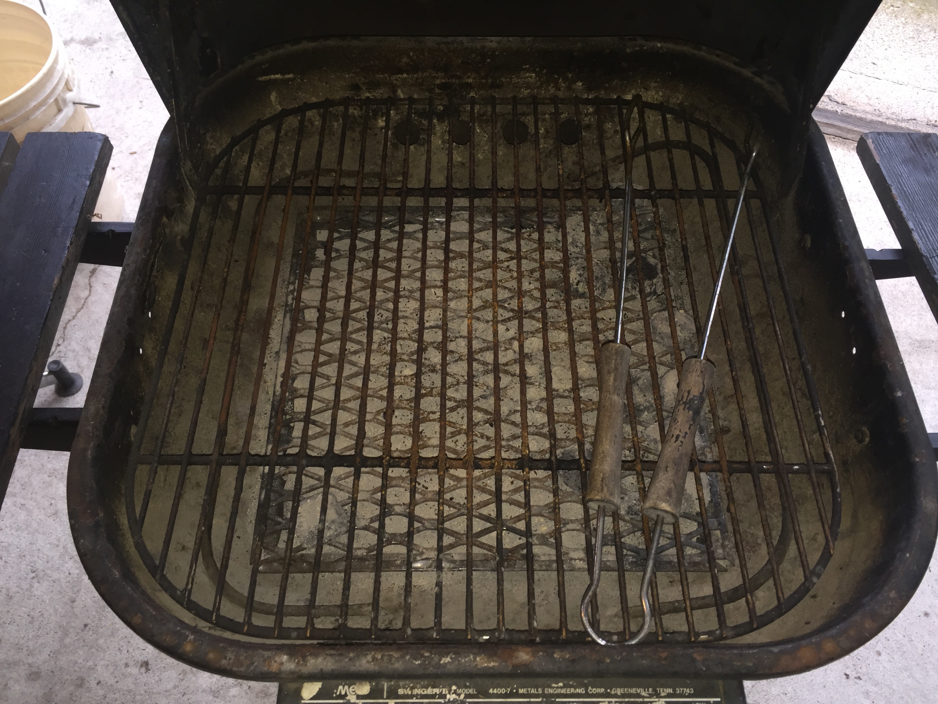 lot 59 image: Charcoal grill