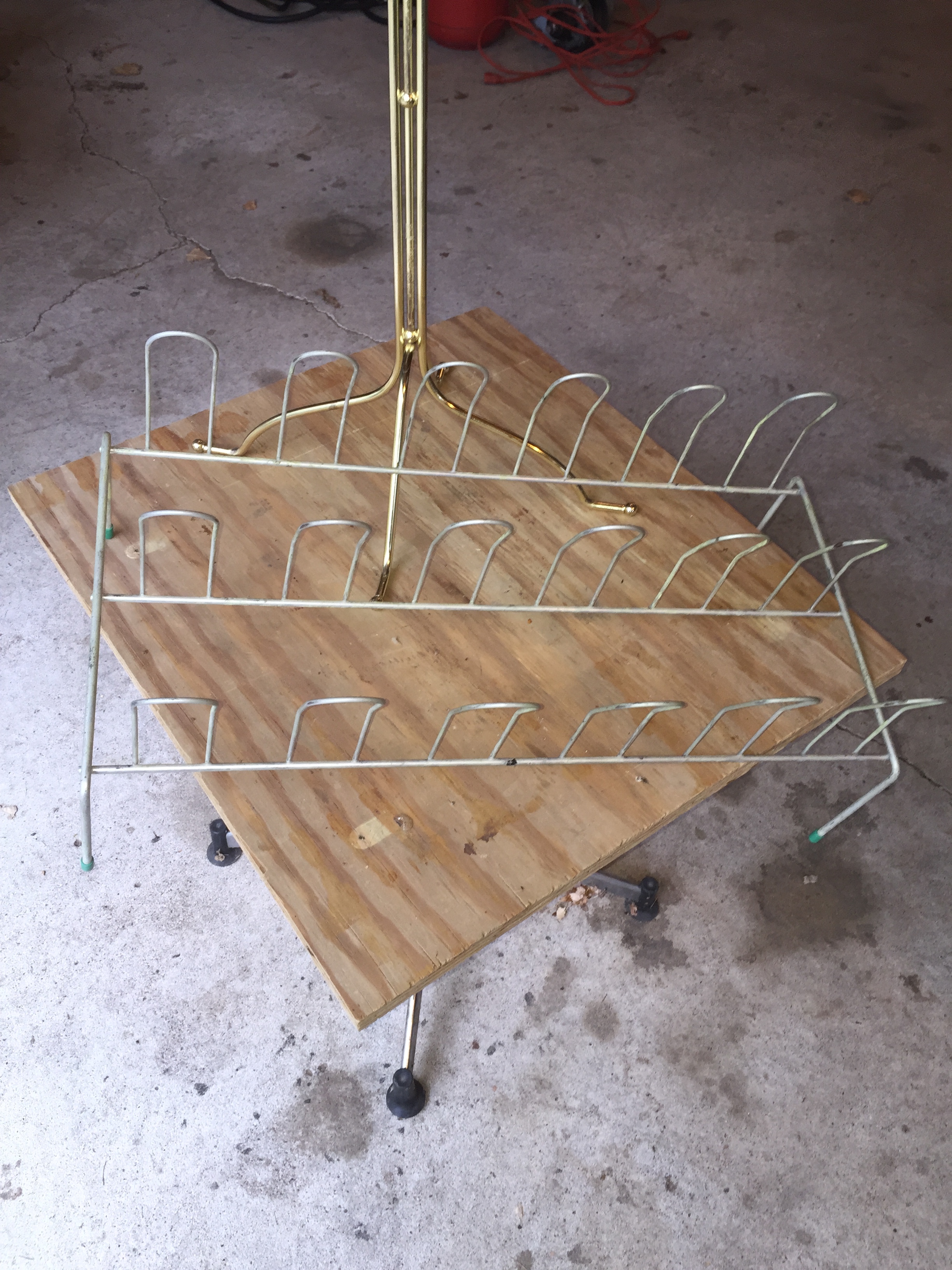 lot 69 image: Gold quilt rack and shoe rack