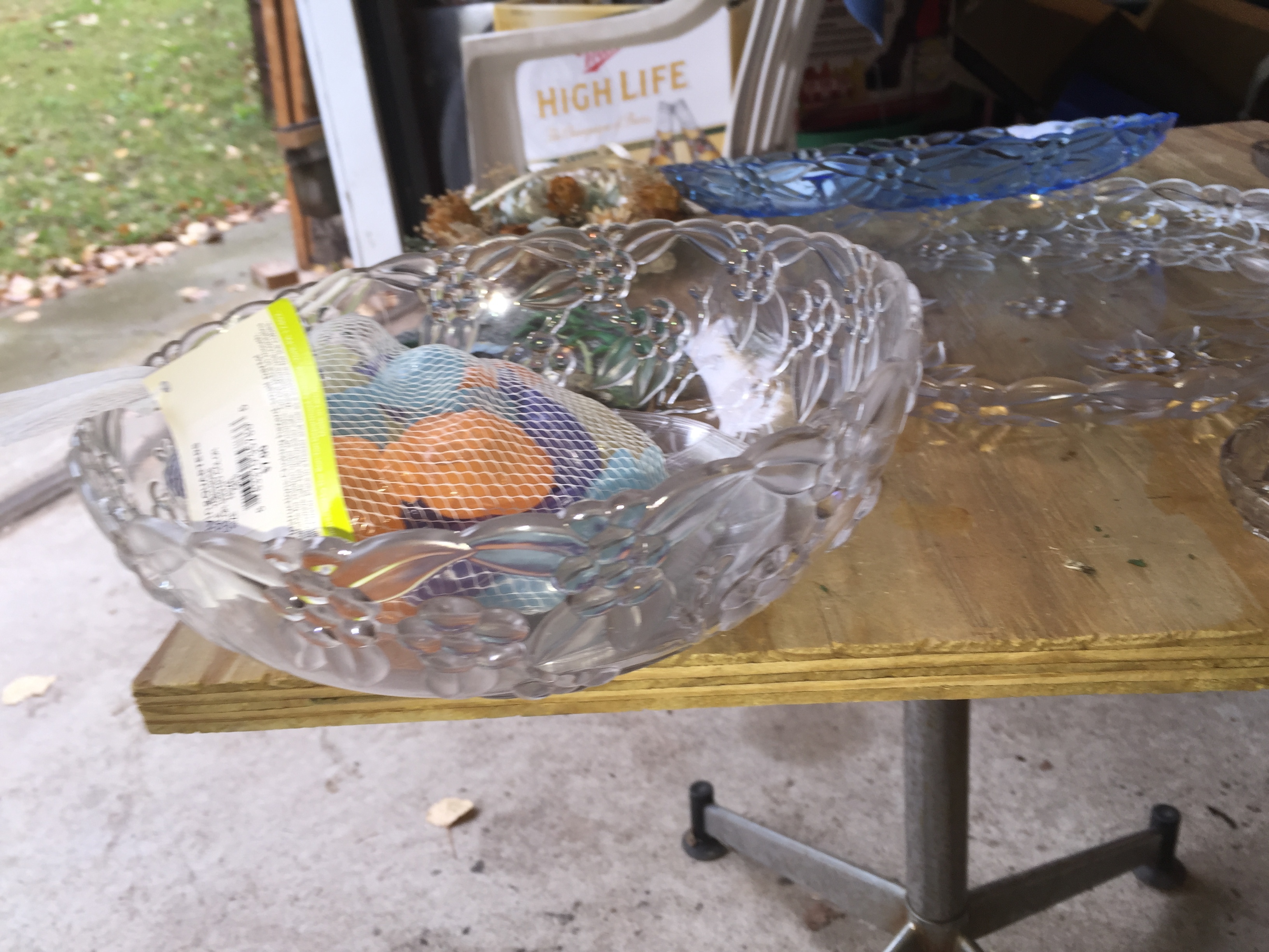 lot 72 image: Box of pictures, dishes and decorations