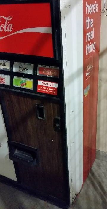 lot 60 image: Dixie Narco Model 50 Coke 5 bay Machine  - Great for any man cave or garage