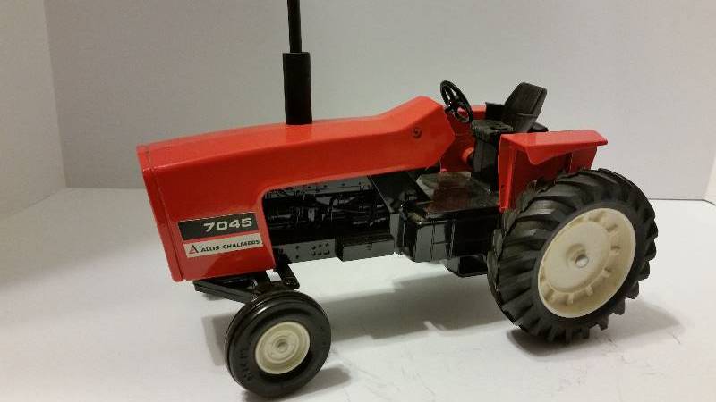 lot 89 image: Ertl Allis Chalmers 116th Scale 7045 Open Cab Toy Tractor