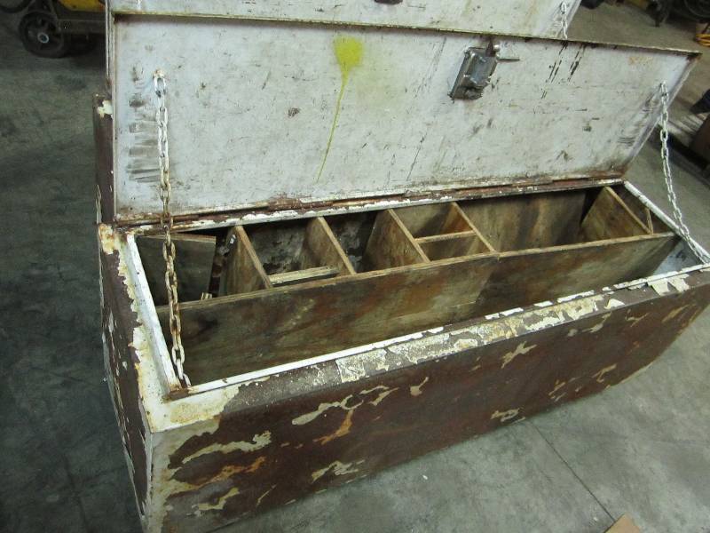 lot 52 image: Contico metal tool box, 18 x 60 21...