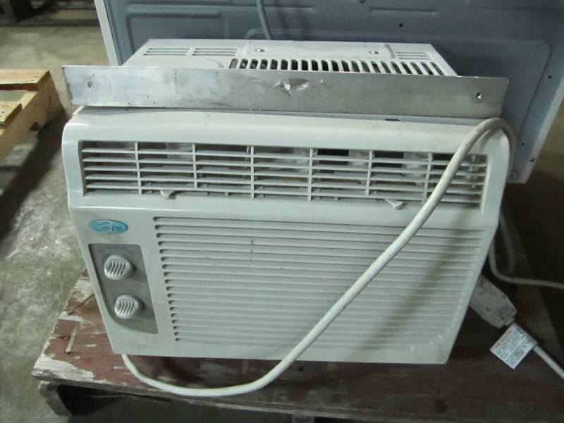 lot 59 image: Window air conditioner...