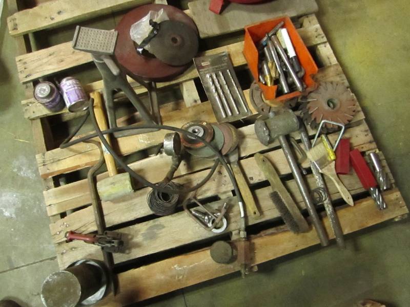 lot 62 image: Assorted tools and hardware, cuttin...