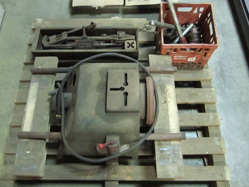 lot 3 image: Pipe threader with dies and accesso...