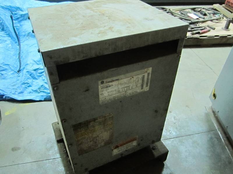 lot 17 image: GE Transformer, catalog number 9T23...
