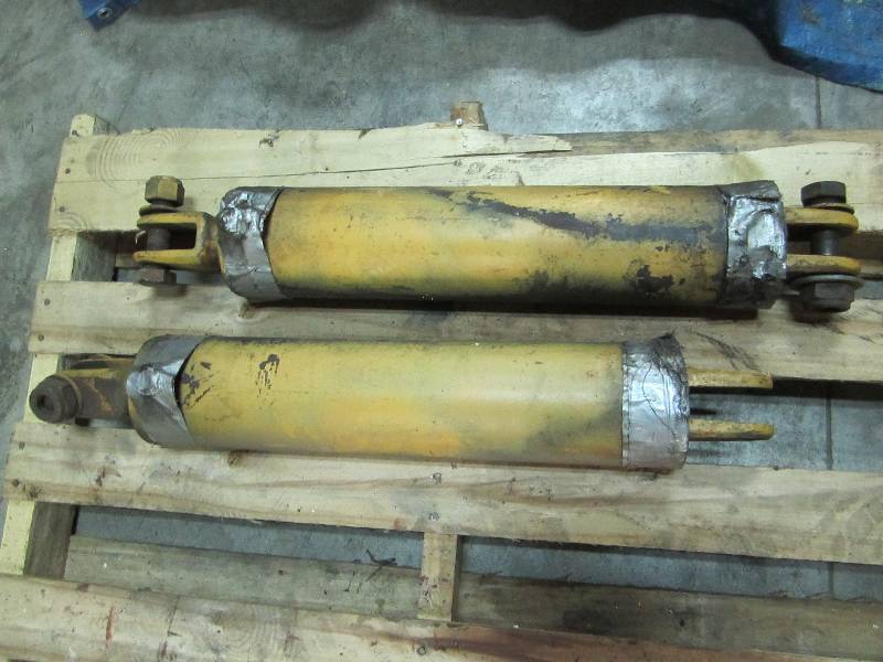 lot 29 image: 2 Hydraulic cylinders...